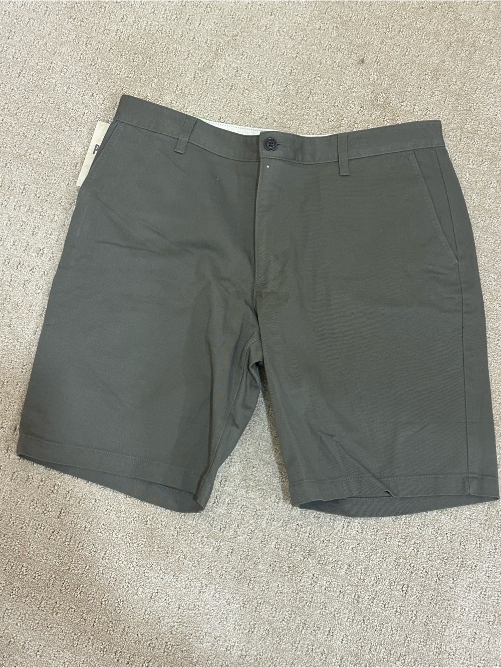 New with tags men’s flat front khaki green shorts 34